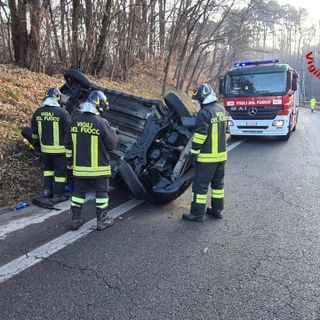 FOTO. Auto si ribalta sullo svincolo dell'A26: paura per una ragazza di 25 anni