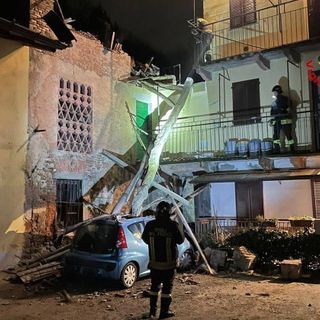 Maltempo, a Induno cede un vecchio edificio e travolge un'auto in sosta