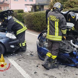 FOTO. Cremenaga, scontro frontale sulla Provinciale: due automobilisti feriti
