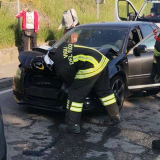 I soccorsi questa mattina in via Trolli a Varese. In basso: le immagini dell'incidente di ieri sera a Osmate