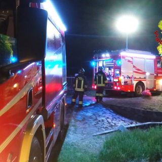In fiamme deposito vicino a una casa, a Cadrezzate intervengono i vigili del fuoco