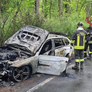 Veicolo in fiamme a Somma Lombardo: il conducente abbandona l'auto in tempo