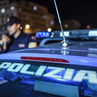 Sorpresi a bere birra in strada dopo il coprifuoco. La polizia li controlla e loro reagiscono con calci e pugni