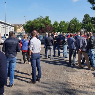 Il presidio organizzato dai sindacati in via del Roccolo