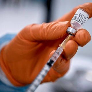 Vaccinazione anti Covid, da oggi è possibile ricevere in farmacia la prima e la seconda dose