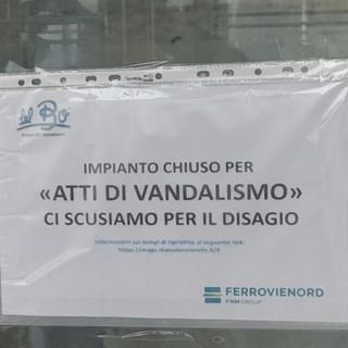 Vetri sfondati e ascensore inagibile alla stazione di Castellanza: «La stazione è videosorvegliata saranno individuati i colpevoli»