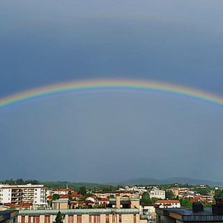 Il sole scaccia l'acquazzone: su Varese splende la magia dell'arcobaleno Il sole scaccia l'acquazzone: su Varese splende la magia dell'arcobaleno