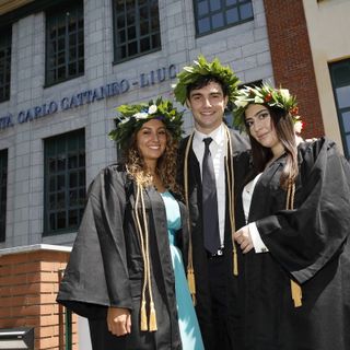 Un gruppo di neo-laureati alla Liuc