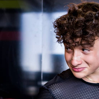 Leo Abruzzo con la sua catenina