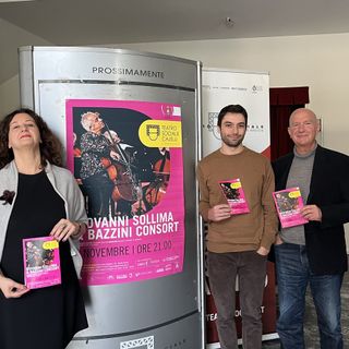 Da sinistra la vicesindaco Maffioli, il maestro Bontempo e l'architetto Geltrudi davanti alla locandina di Giovanni Sollima