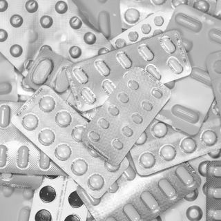 “Ti tendo la mano”: le attività imprenditoriali diventano punti di raccolta farmaci per l’Ucraina