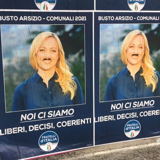 I manifesti imbrattati in viale Alfieri a Busto Arsizio
