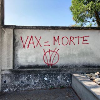 Scritte “no vax” sui muri del cimitero di Fagnano