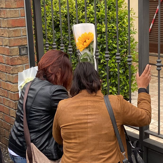 Le amiche posano i fiori per Stefania