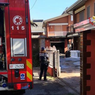 L'intervento dei vigili del fuoco nella villetta di via Dante a Fagnano