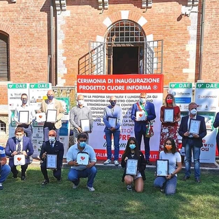 «Voi piccoli imprenditori di Samarate, colpiti dalla pandemia, eppure avete aiutato con i defibrillatori»