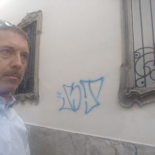 Lo sdegno dopo i graffiti: «Facciate sistemate per convincere anche gli altri e ora tutto rovinato. La videosorveglianza va estesa»