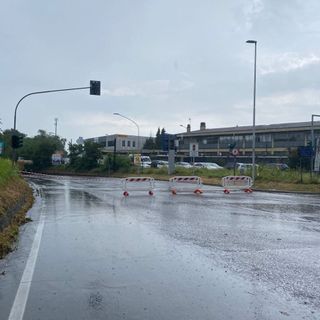 FOTO. Castellanza, due mezzi estratti dal sottopasso allagato di viale Borri