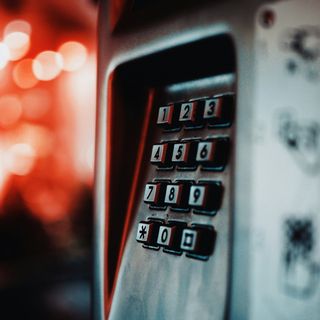 Il fascino persistente delle chiamate erotiche al telefono