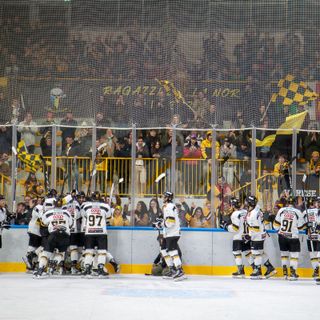 Acinque Ice Arena in delirio per il 5-2 dei Mastini al Dobbiaco: il Varese è sempre primo (foto Alessandro Umberto Galbiati - Photosport &amp; More)