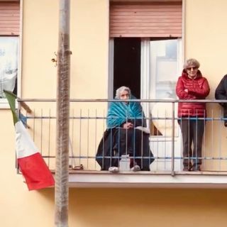 Nonna Maria compie 105 anni e s'affaccia al suo balcone di Morazzone: è il simbolo di tutto ciò che dobbiamo proteggere
