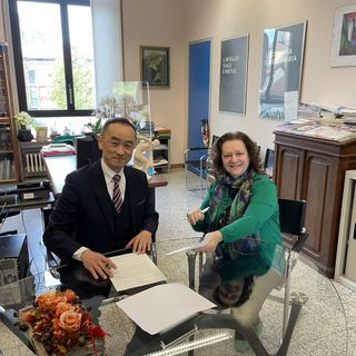 La firma dell'accordo tra i dirigenti Cristina Boracchi e Ken Watanabe