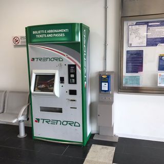 “Fuori servizio”: la biglietteria della stazione di Arcisate, inattiva da troppo tempo