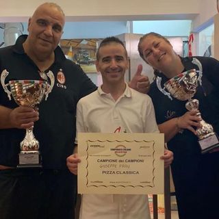 Ciro e Antonella con, al centro, il pizzaiolo Giuseppe