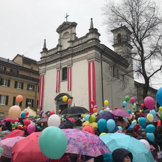 La piazza della Motta colorata dai palloncini dei bambini delle scuole