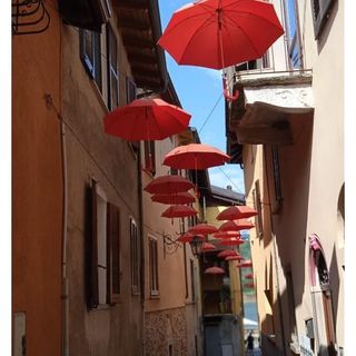Gli ombrelli rossi in via Garibaldi, a Porto Ceresio