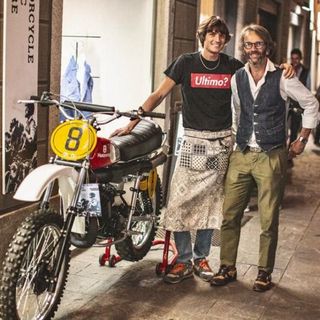 A sinistra Fabio Maroni, proprietario di Ultimo; con lui Luca Gaspari, commerciante varesino a cui è dedicato il cortometraggio, scomparso lo scorso giugno