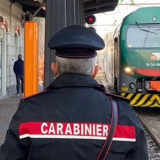 Si masturba sul treno davanti a una ragazza di 17 anni: denunciato per atti osceni