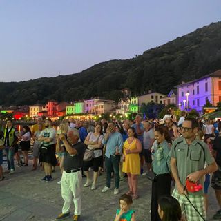 FOTO. Porto Ceresio ha festeggiato con mille colori L’Arcobaleno di Nichi