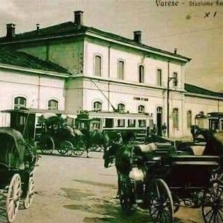 LA VARESE NASCOSTA. Davanti alla stazione con il calesse. Una cartolina dal 1907