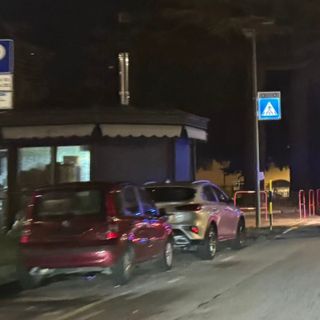 Le Volanti della polizia dopo l'accoltellamento in piazza Repubblica