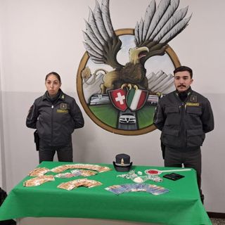 Rifornivano di droga a domicilio studenti e imprenditori del Comasco: la Guardia di Finanza sgomina banda di spacciatori tra Italia e Balcani