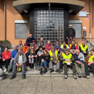 Si è tenuta ieri a Bisuschio la Giornata Ecologia: foto di gruppo fuori dalla sede del Comune
