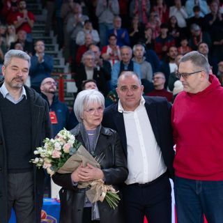 La signora Egidia assieme a Max Ferraiuolo e ai due figli (foto Fabio Averna)