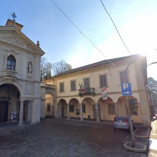 L'ingresso di Sala Bergamaschi, in piazza Giovanni XXIII a Induno Olona L'ingresso di Sala Bergamaschi, in piazza Giovanni XXIII a Induno Olona
