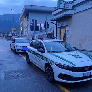 Senza patente, ubriaco e con l'auto rubata: presto dalla polizia locale di Lavena Ponte Tresa