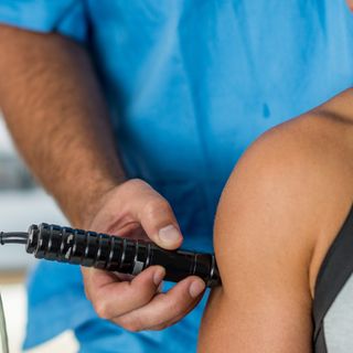 I benefici della Laserterapia: perché sempre più persone a Trezzano Rosa la scelgono