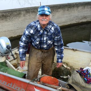 Luigi Giorgetti, detto il Negus, sulla sua barca a Cazzago