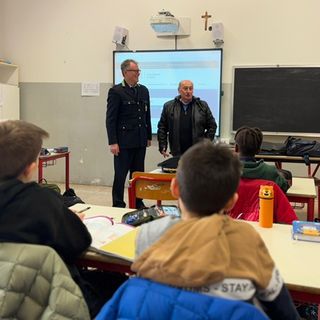 Il commissario capo Adamati e l'assessore Dall'Igna in classe