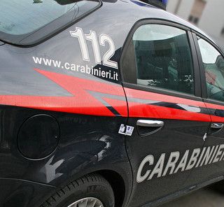 Barista si sente male e si accascia al suolo: una pattuglia dei carabinieri gli salva la vita con il defibrillatore