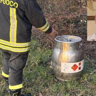 I vigili del fuoco con il fustino e il sindaco Baroffio