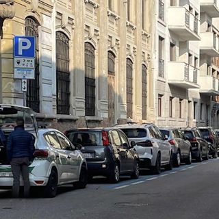 La polizia locale in via Cavour: sullo sfondo l'ambulanza