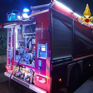 VIDEO. Villetta in fiamme a Varese, i vigili del fuoco salvano una persona bloccata al primo piano