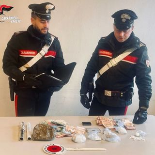 Cocaina e denaro in casa, cinquantaseienne in manette