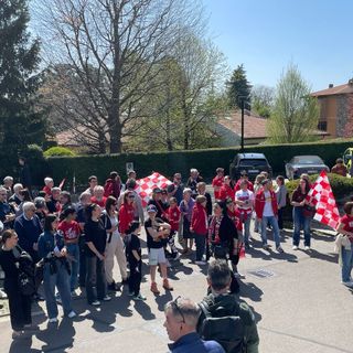 I tifosi della Openjobmetis raccoltisi fuori dal Campus per salutare la squadra in partenza
