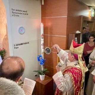 Monsignor Delpini benedice la reliquia di San Giovanni Paolo II alla chiesa dell'Ospedale di Circolo